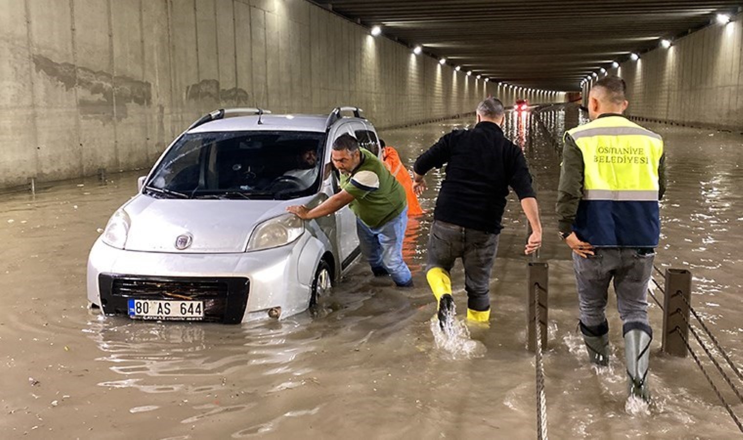 Osmaniye’de sağanak: Devlet Bahçeli alt geçidi ulaşıma kapandı