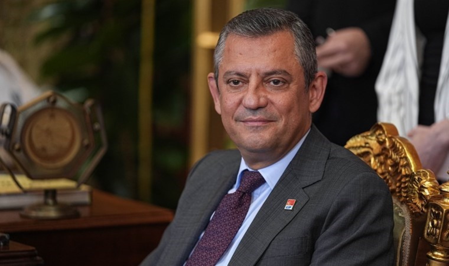 Özel’den öldürülen okul müdürüne başsağlığı iletisi