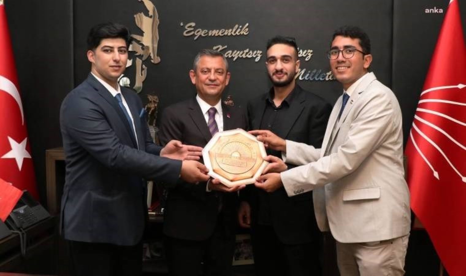 Özgür Özel, Filistin Öğrencileri Birliği temsilcileriyle bir ortaya geldi