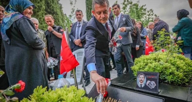 Özgür Özel, Soma Maden Şehitliği’ni ziyaret etti