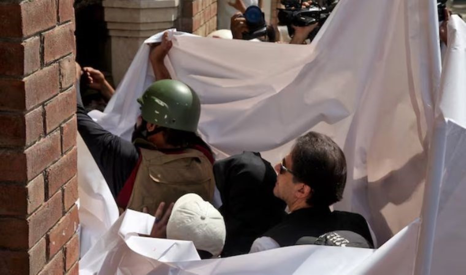 Pakistan’da eski Başbakan İmran Han’ın eşi Bibi, Han’ın bulunduğu cezaevine nakledilecek