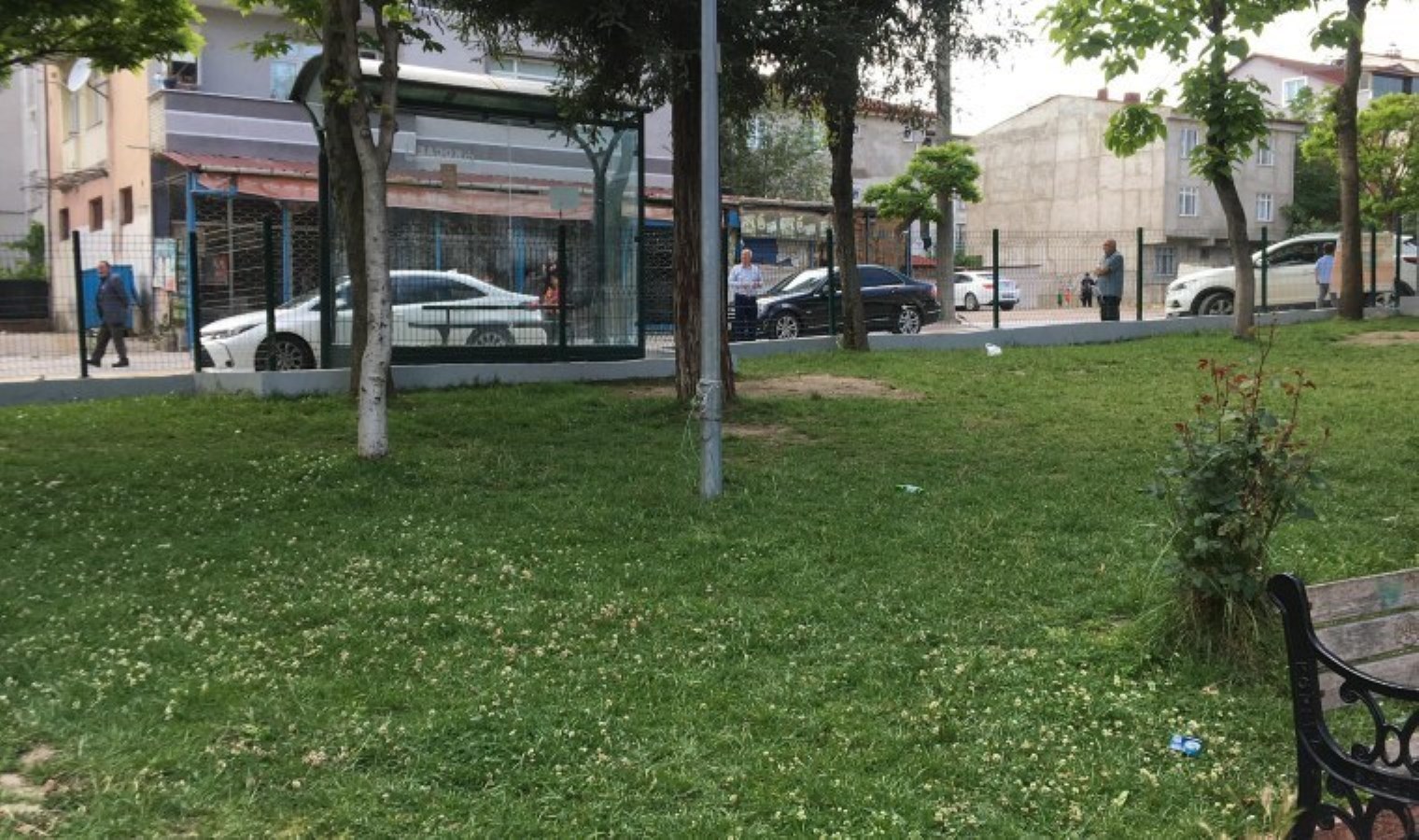 Parkta iki küme ortasında bıçaklı arbede: 2 yaralı