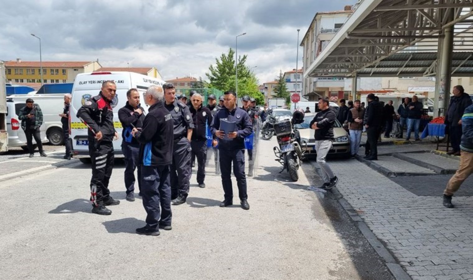 Pazarcılar ortasında ‘kız alıp verme’ arbedesi: 4 yaralı