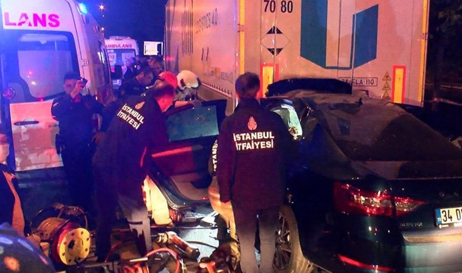 Pendik’te şoför direksiyon hakimiyetini kaybetti: Araba TIR’ın altına girdi!
