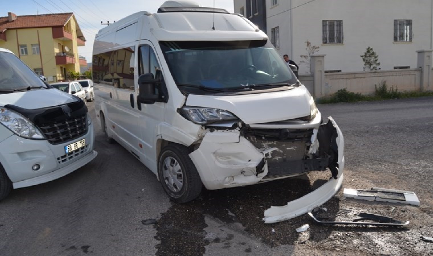 Personel servisiyle araba çarpıştı: 7 yaralı