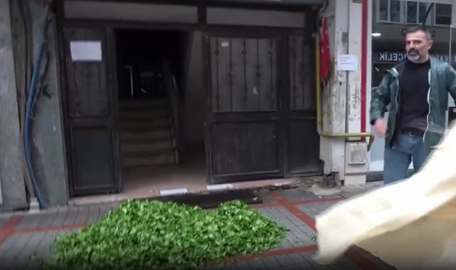 Rizeli üretici isyan etti: AKP binası önüne bir çuval çay döktü!