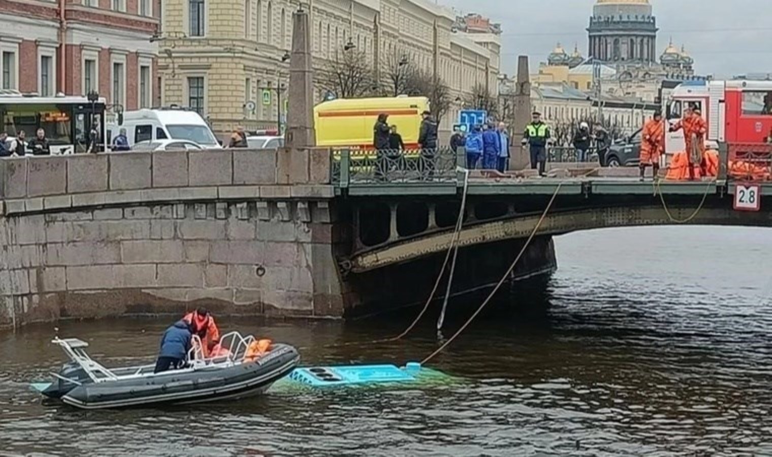 Rusya’da yolcu otobüsü ırmağa uçtu: 4 kişi öldü