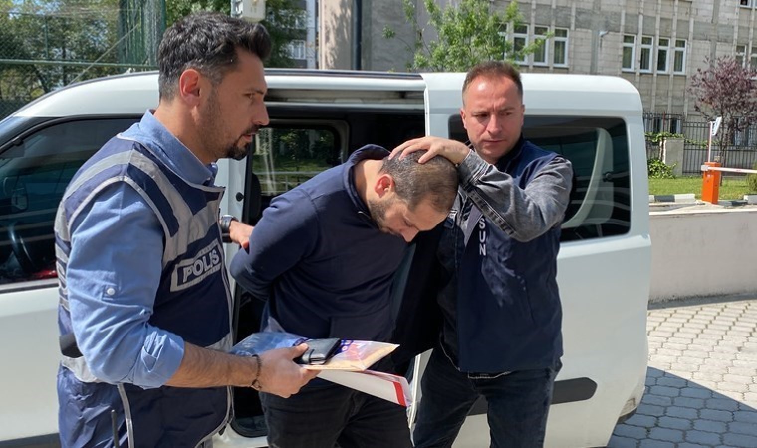 Samsun’da fecî olay… Cam bardağı kırıp, arkadaşının boğazını kesti!