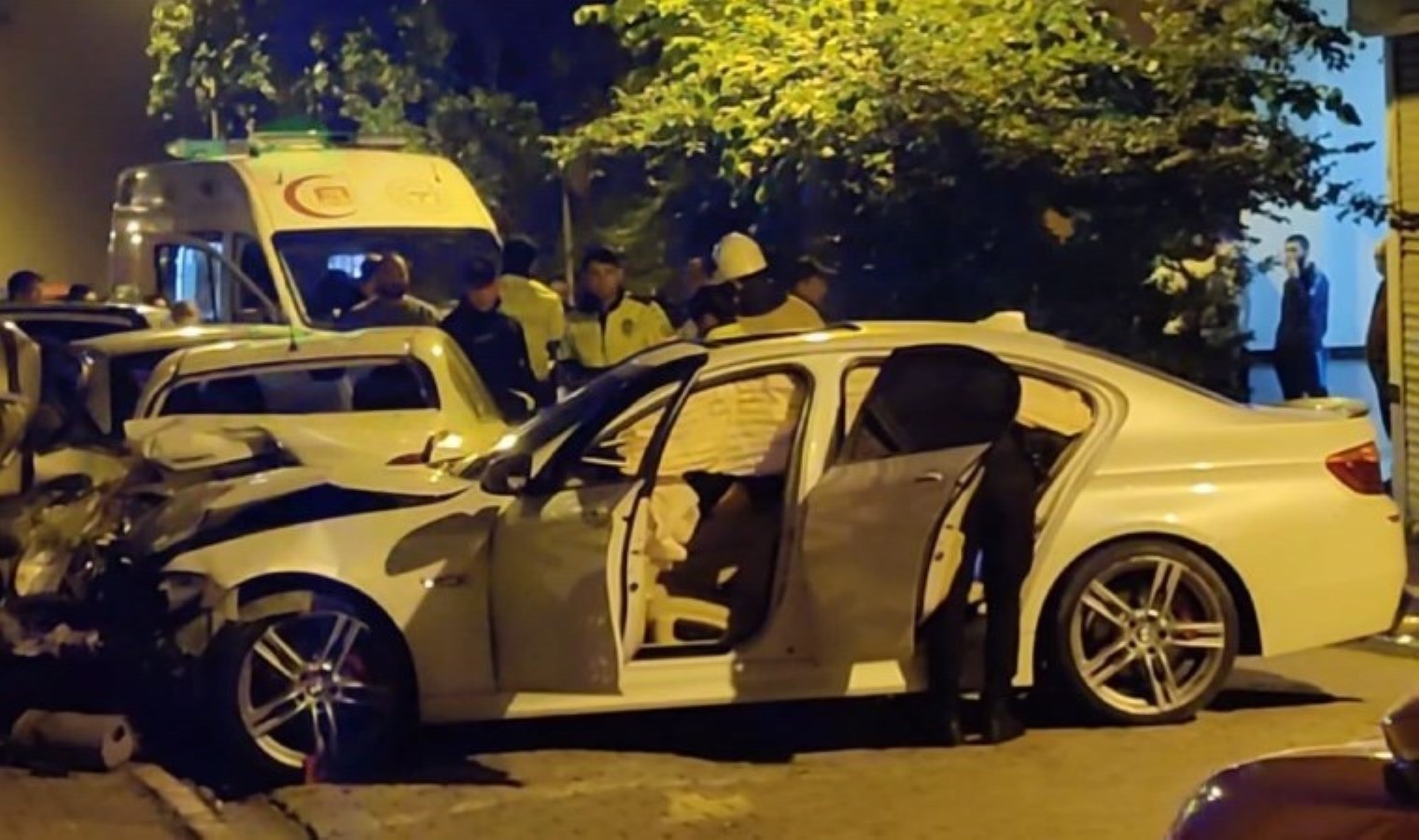 Sarıyer’de polisten kaçan araba kaza yaptı: 2 yaralı