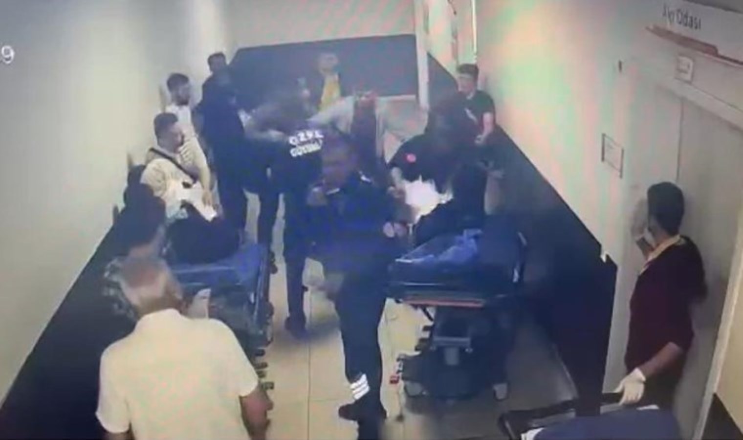 Sedyeden kalktı, doktora saldırdı