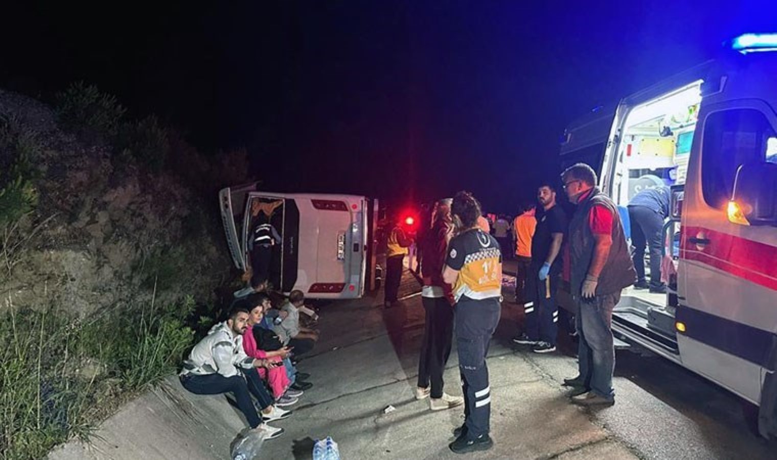 Seyahate giden öğrencileri taşıyan midibüs şarampole uçtu: Çok sayıda yaralı var!