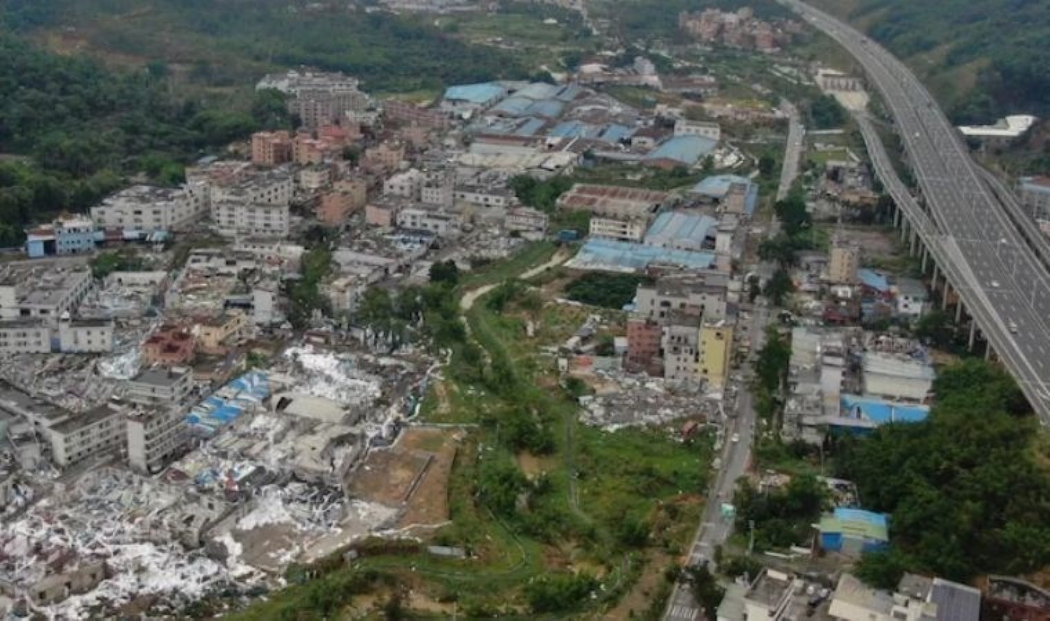 Şiddetli yağışlar Çin’i vurdu: Otoyol çöktü, can kaybı var!