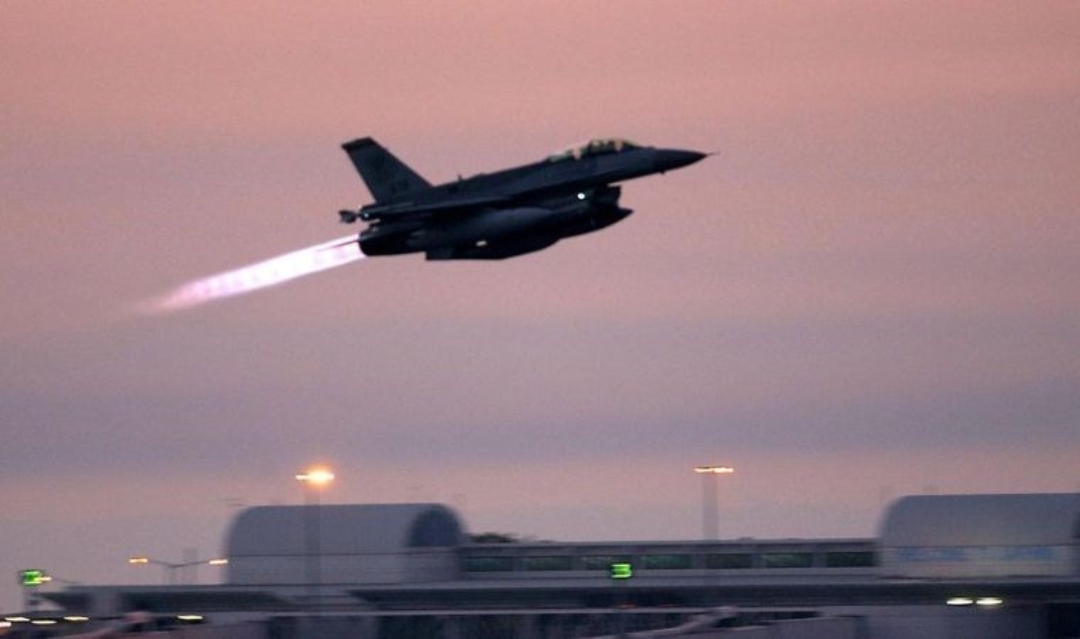 Singapur’da F-16 savaş uçağı düştü