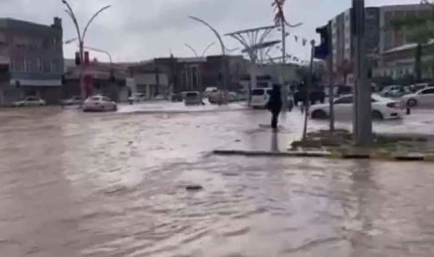 Şırnak’ın Cizre ve Silopi ilçelerinde tesirli olan sağanak: Cadde ve sokaklar göle döndü