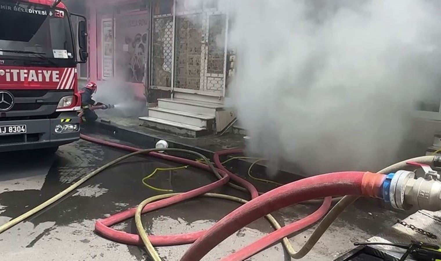 Şişli’de yangın: Olay yerine çok sayıda itfaiye takımı sevk edildi