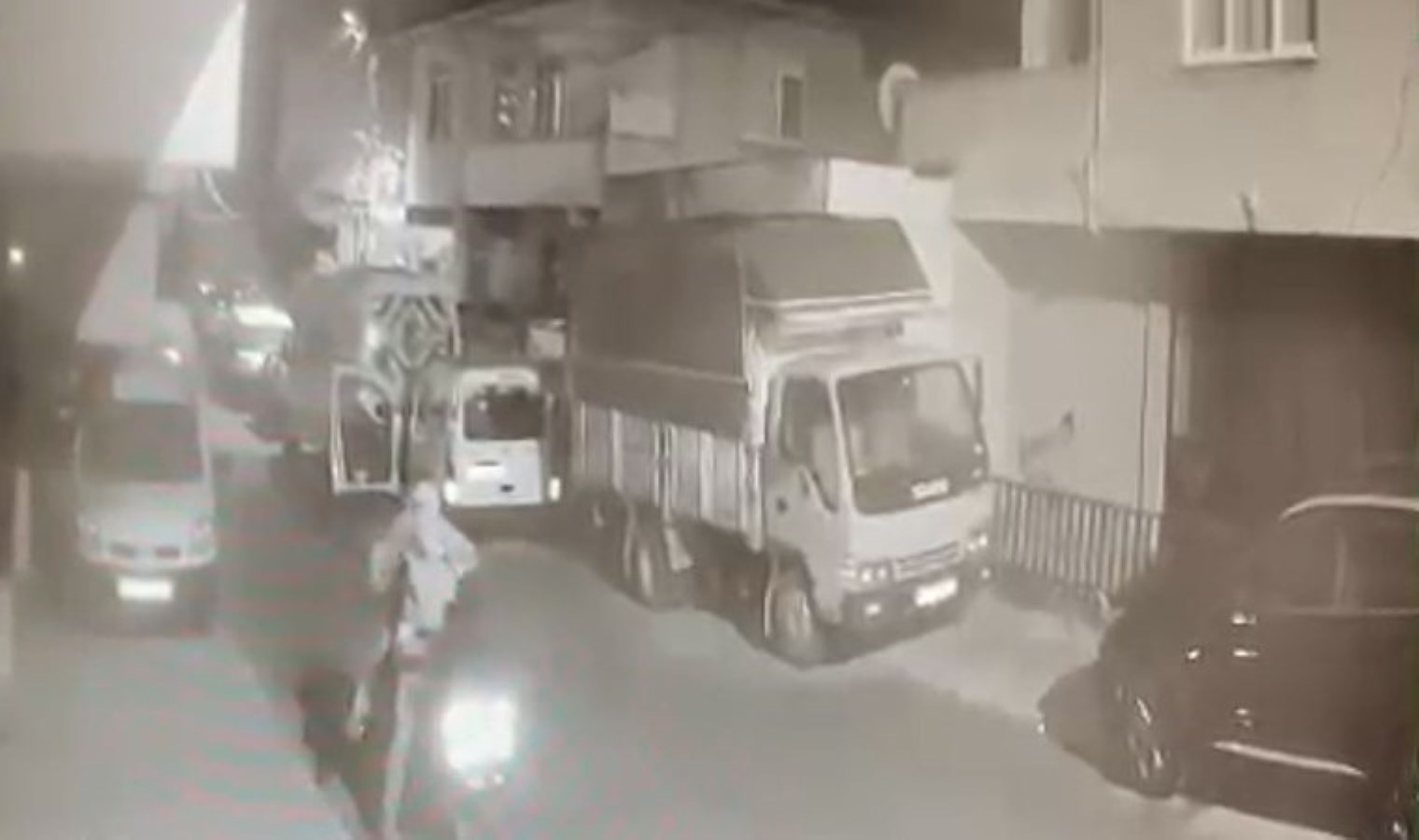 Sultanbeyli’de pes dedirten hırsızlık: Araçtaki para dolu çantayı çaldılar!