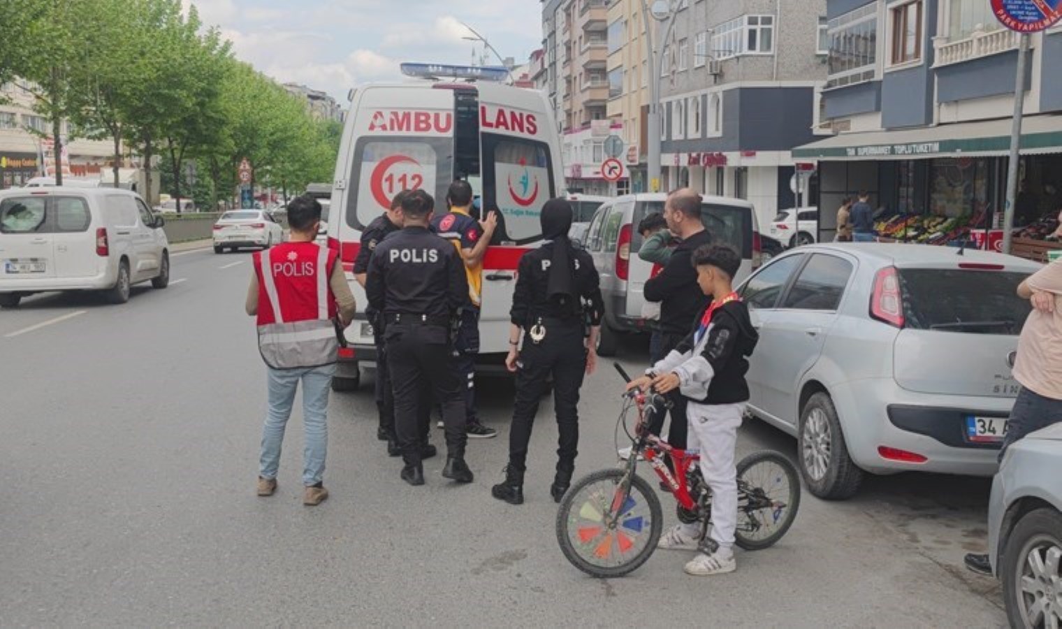 Sultangazi’de kaldırımda yürüyen gence bıçaklı atak