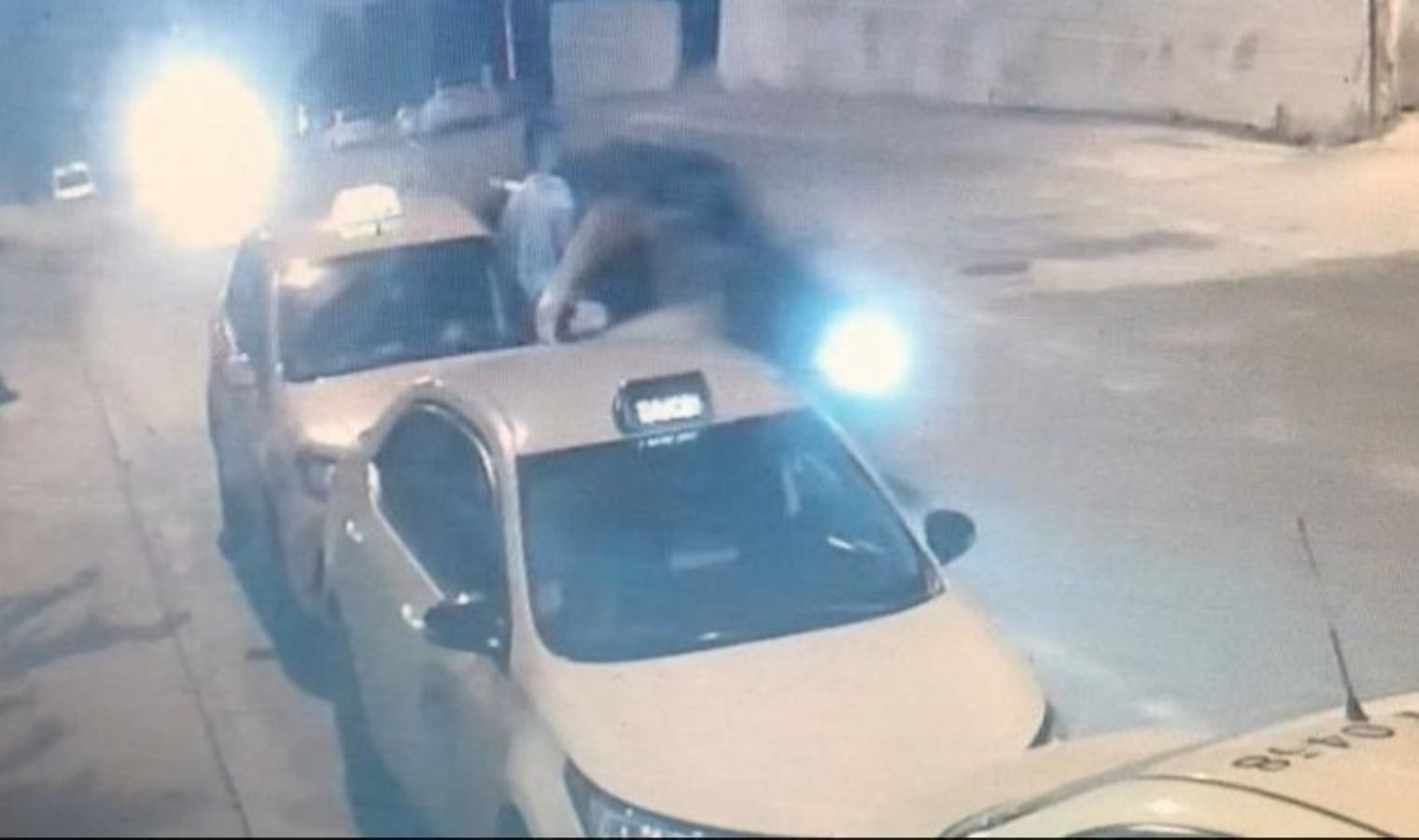 Taksici faciadan döndü! Araçtan indiği sırada araba çarptı