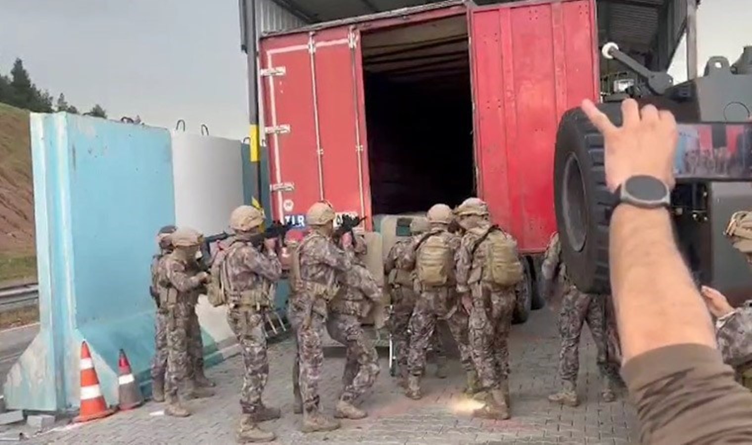 TIR’da uyuşturucu ile 17 kaçak göçmen yakalandı: Sürücü tutuklandı