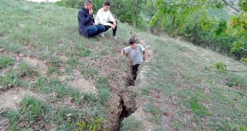 Tokat’ta 5.6’lık zelzele sonrası ‘insan boyunda’ çatlaklar oluştu