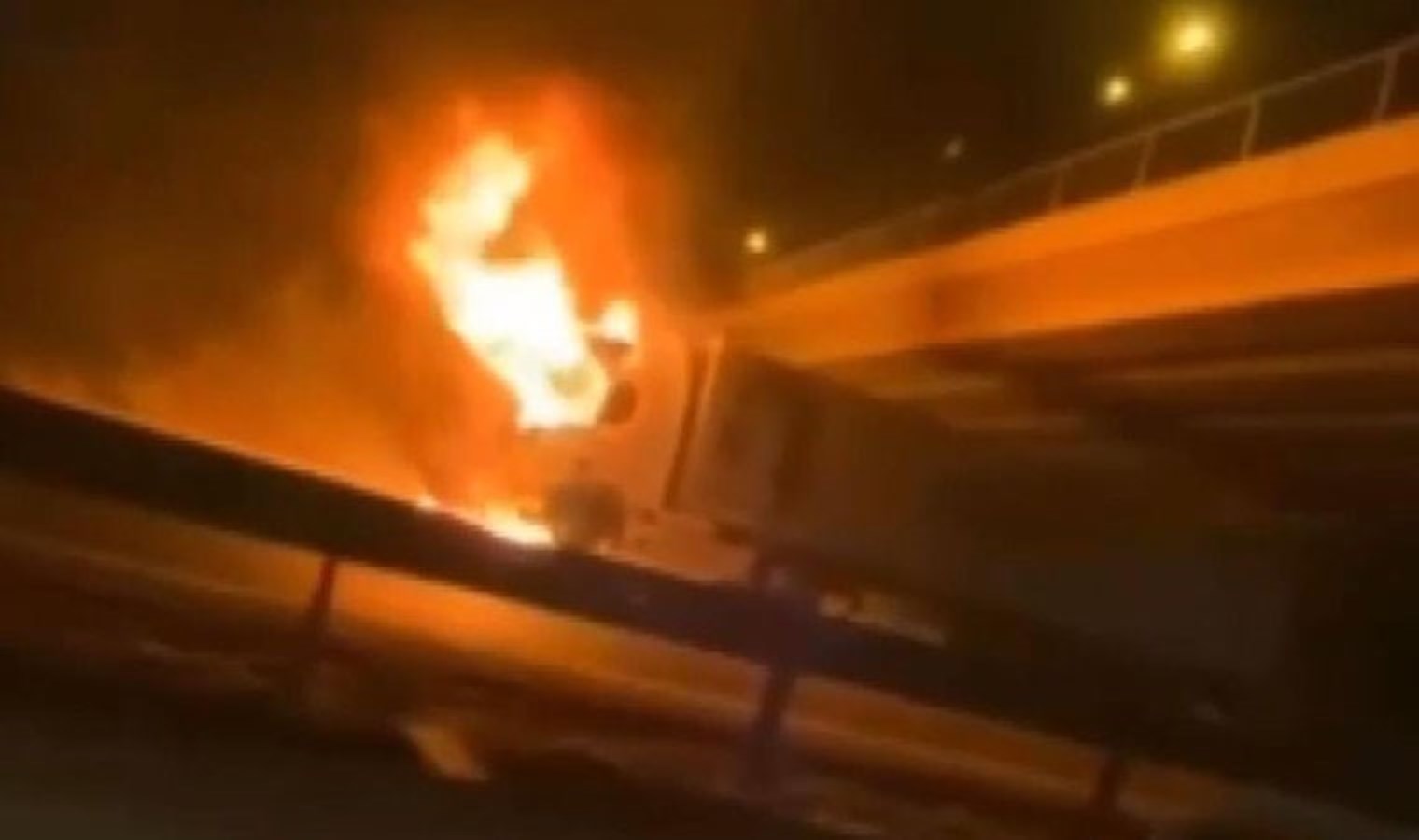 Tuzla TEM Otoyolu’nda TIR alev alev yandı!