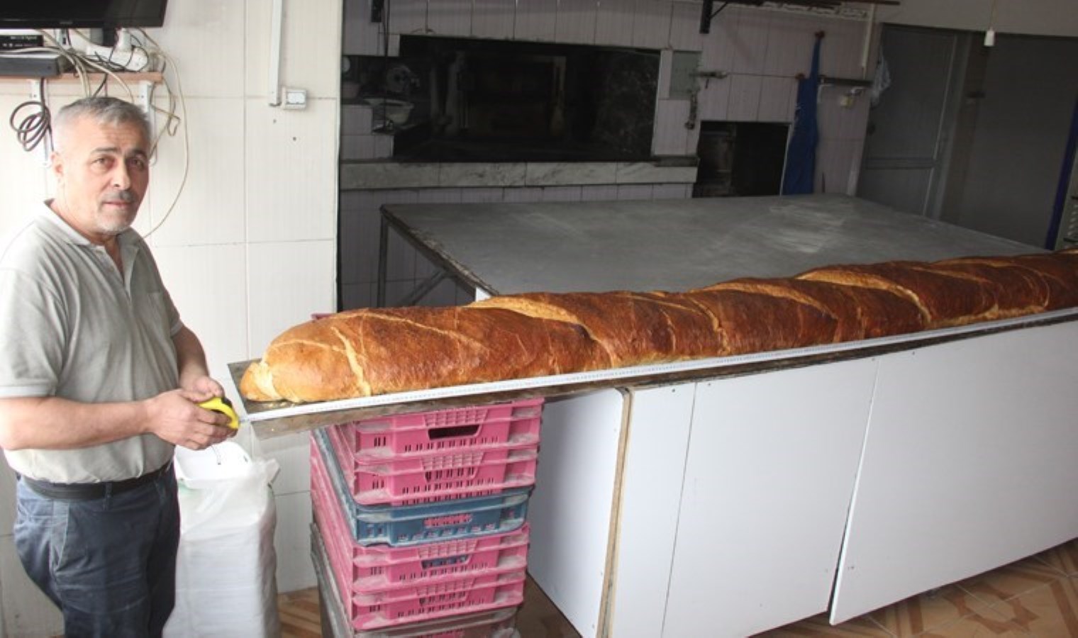 Uzunluğundan büyük somun ekmeği üretti: ‘Fırına girmesi 7 saat sürdü’