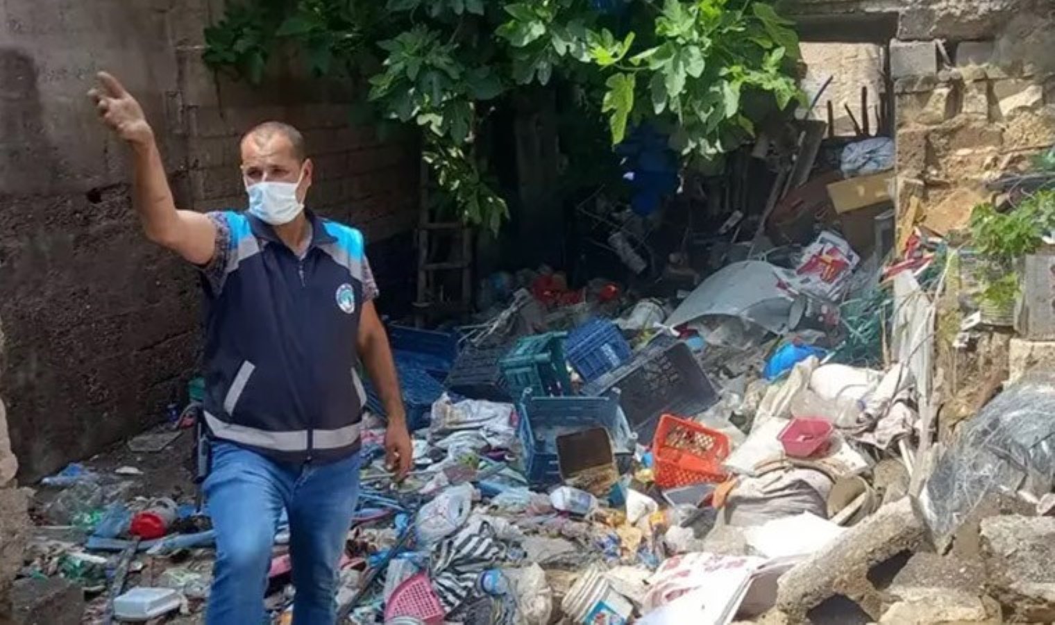 Yalnız yaşadığı konuttan 3 kamyon çöp çıktı