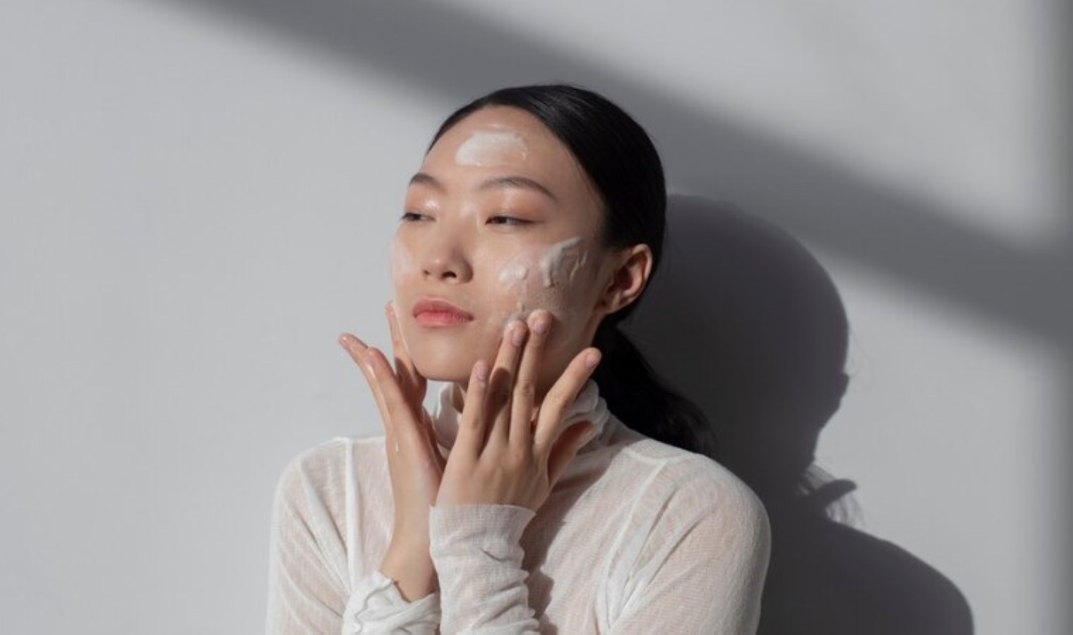 Yazın ışıl ışıl bir cilde sahip olmak hayal değil: Cam üzere bir cilde sahip olmak için uzmanlar önerdi… İşte Kore cilt bakımının olmazsa olmazları!