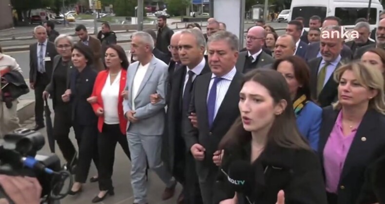 ‘Yeni müfredat’ protestosu: CHP’li vekiller Ulusal Eğitim Bakanlığı’na yürüdü