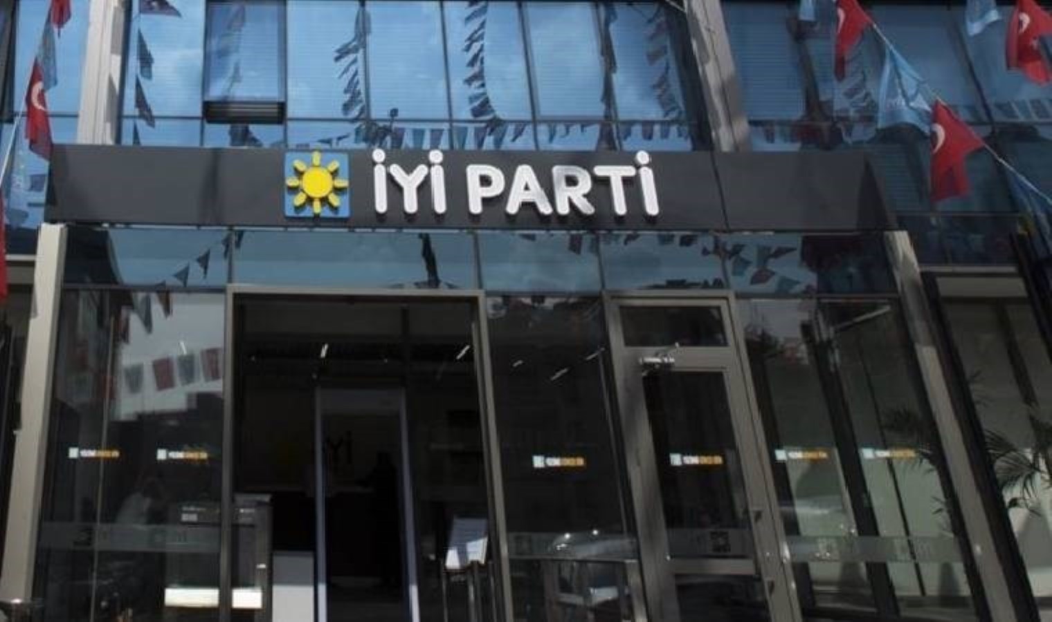 YETERLİ Parti’de kurultay krizi büyüyor! İzmir teşkilatında 400 üye istifa etti