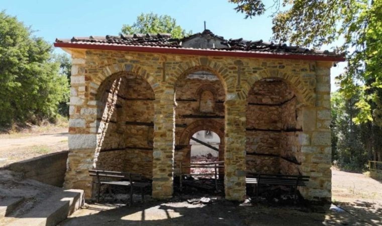 Yunanistan’da tarihi kilise kundaklandı