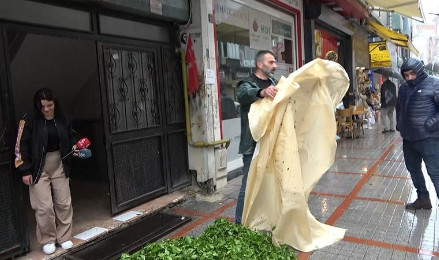 Yurttaş çay alım fiyatına reaksiyonlu: AKP Vilayet Başkanlığı önünde bir çuval çayı döktü!