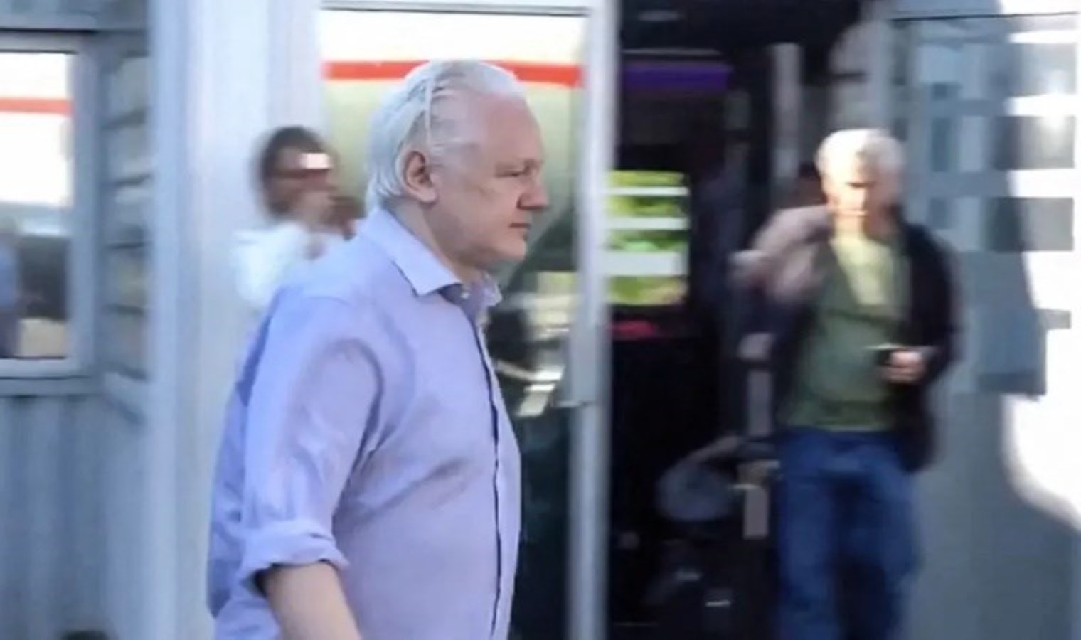 ABD’deki suçlamaları kabul etti: Julian Assange serbest kaldı