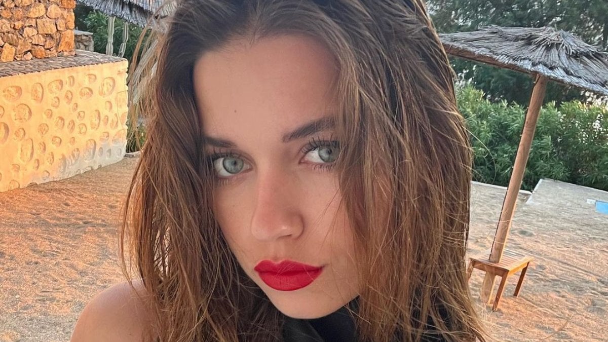 Afra Saraçoğlu şezlongta şov yaptı! Peş peşe paylaştı…”Sanatını konuşturmuşsun”