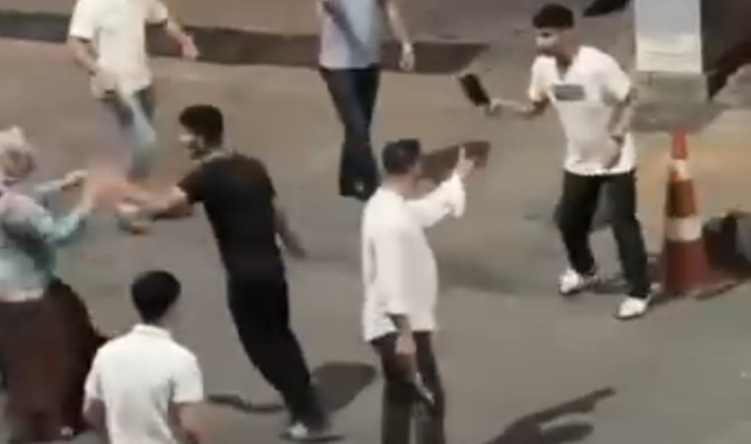 Anbean kaydedildi… Sultangazi’de satırlı bıçaklı kavga!