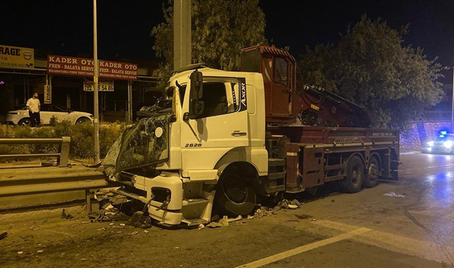 Ankara’da vinç yol tabelasına çarptı: 2 yaralı