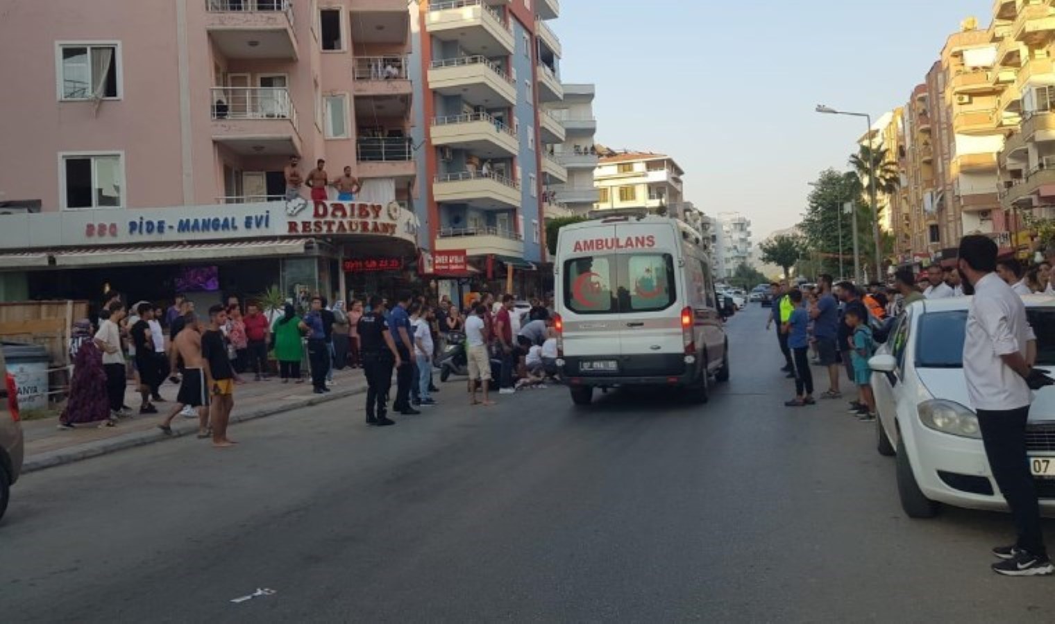 Antalya’da baba ile oğlu dehşet saçtı: 1 ölü, 2 yaralı
