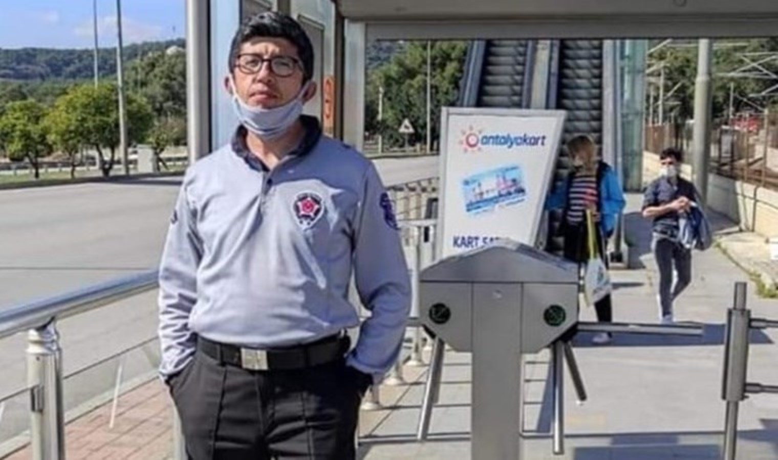 Antalya’da tramvay durağında dehşet: Güvenlik görevlisi bıçaklanarak öldürüldü