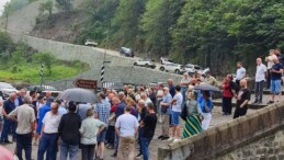 Arhavi’de yurttaşlar ve yaşam savunucuları Çamlıca HES projesini ve 10 köyün maden arama sahası ilan edilmesini protesto etti