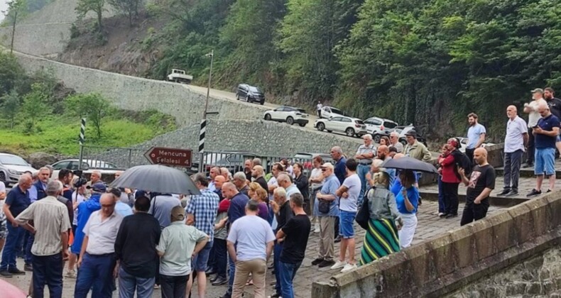 Arhavi’de yurttaşlar ve yaşam savunucuları Çamlıca HES projesini ve 10 köyün maden arama sahası ilan edilmesini protesto etti