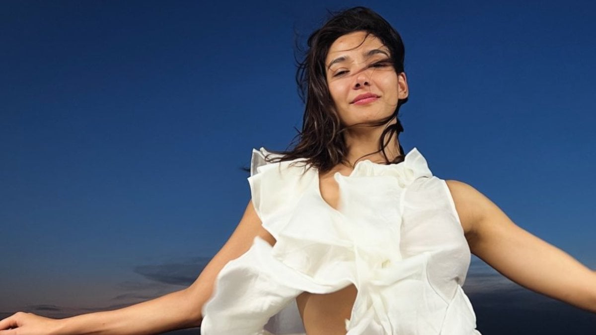 Aybüke Pusat siyah mini elbisesiyle takipçilerinden tam not aldı! ‘Doğal güzellik’