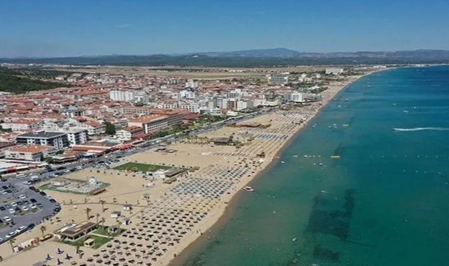 Ayvalık’ta sahile erişimi engelleyen kaçak yapıların yıkımına başlandı