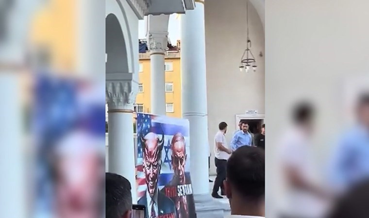 Bağcılar’da ilginç olay: Bayram namazı sonrasında Biden ve Netanyahu’yu ‘taşladılar’