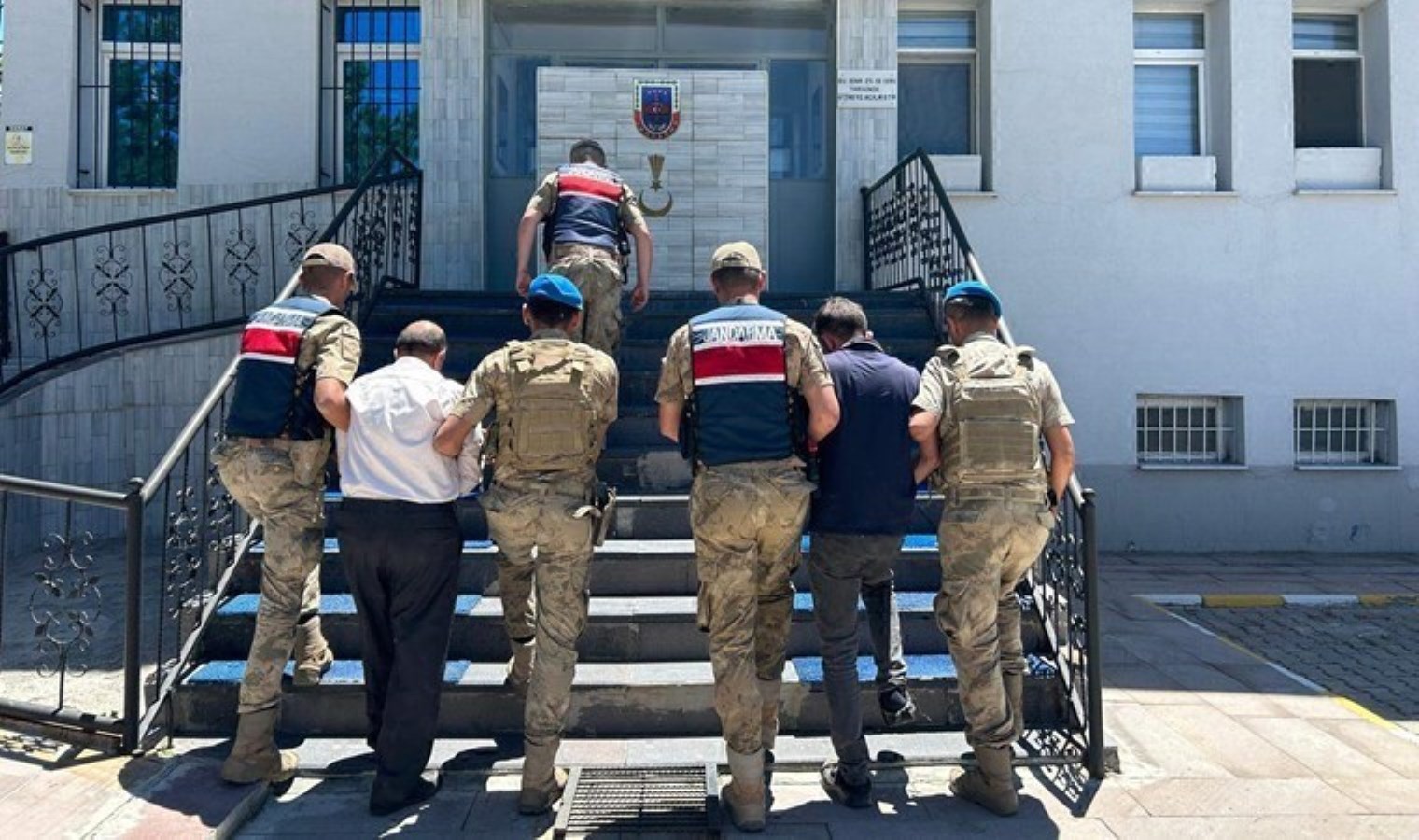 Bahçede otururken silahlı saldırıya uğradılar: Baba öldü, kızı yaralandı