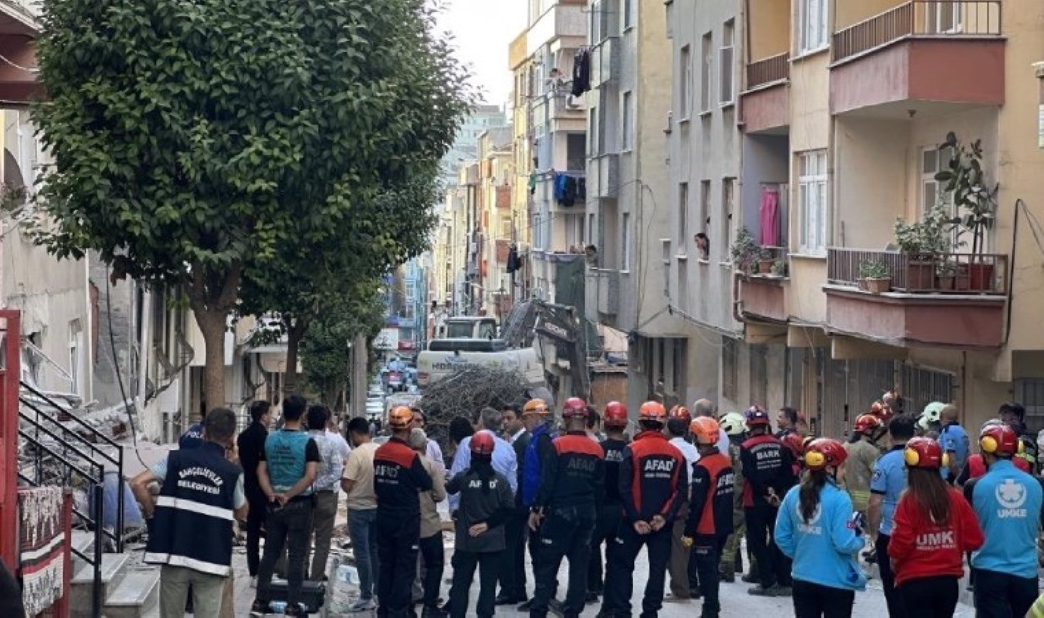 Bahçelievler’de 7 katlı bina çöktü: Valilikten açıklama!