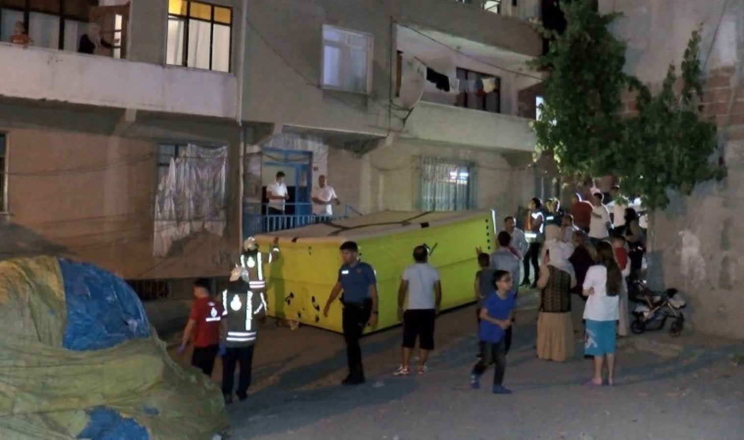 Başakşehir’de çocuğunu rehin alan baba polisi alarma geçirdi