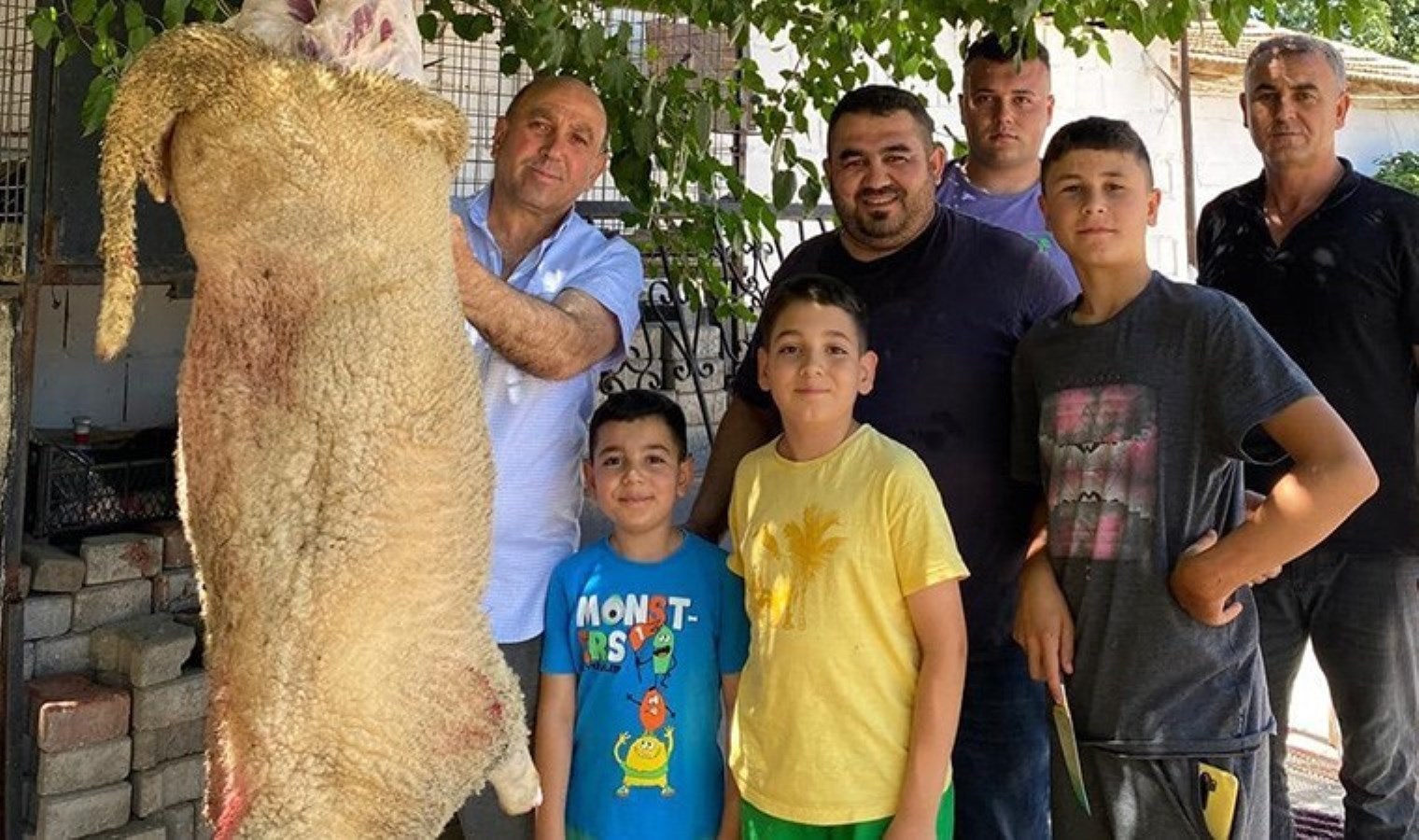 Belediye başkanı kendi kurbanını kendi kesti