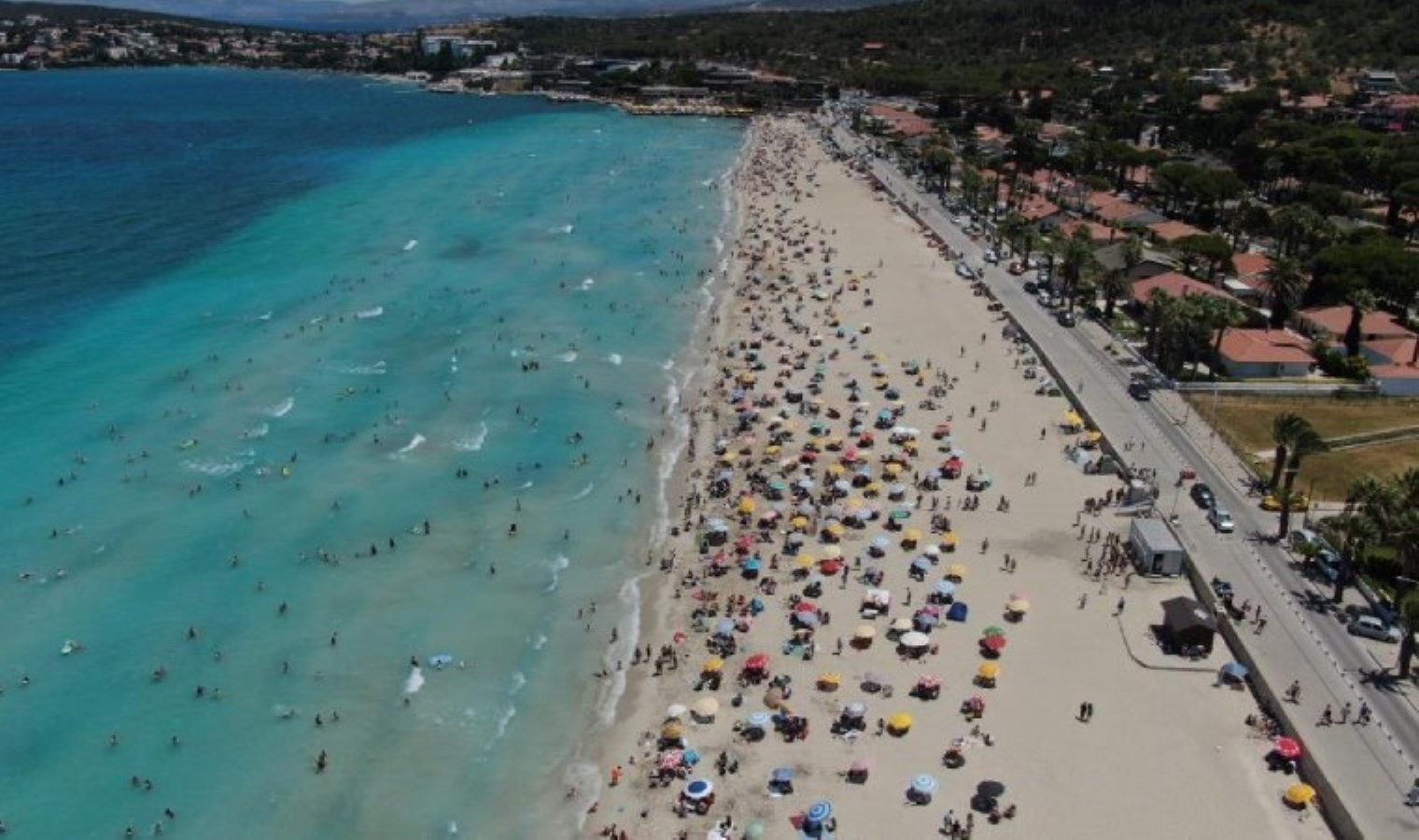 Binlerce kişi Çeşme Ilıca Plajı’na akın etti: İlçenin nüfusu 1 milyona dayandı