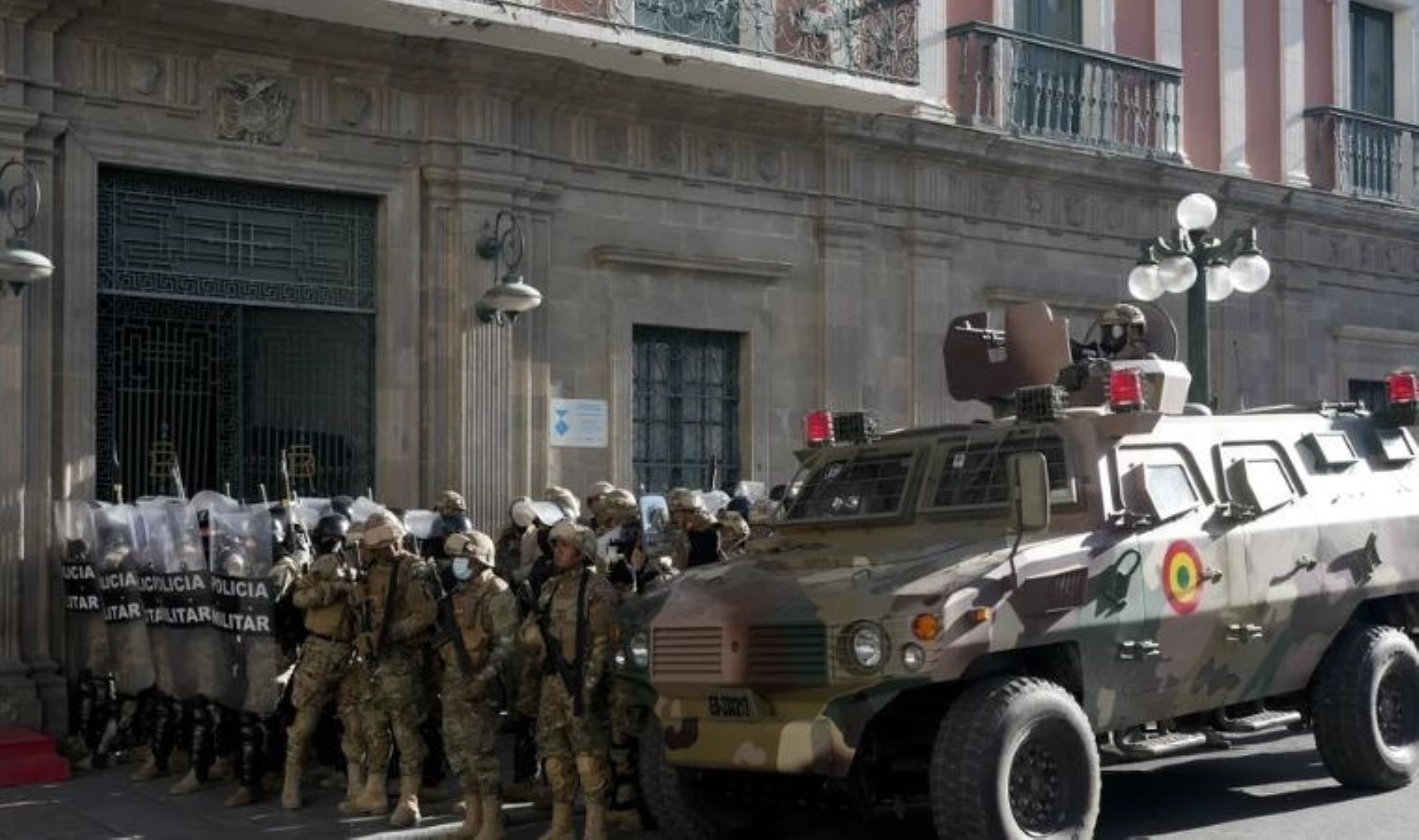 Bolivya’da ‘darbeye teşebbüs eden’ 3 komutan tutuklandı