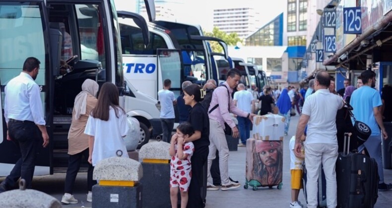 Büyük İstanbul Otogarı’nda tatil dönüşü yoğunluk